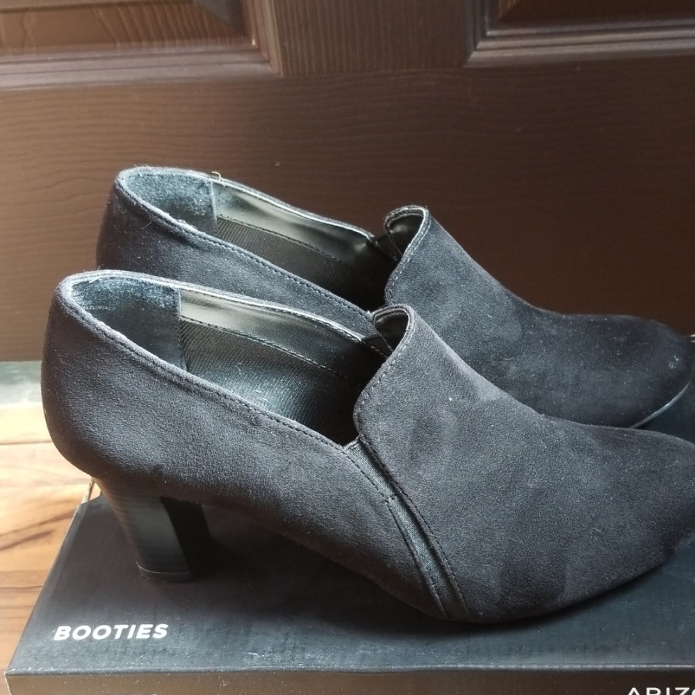 Madeline Stuart black suede booties. SZ8.5